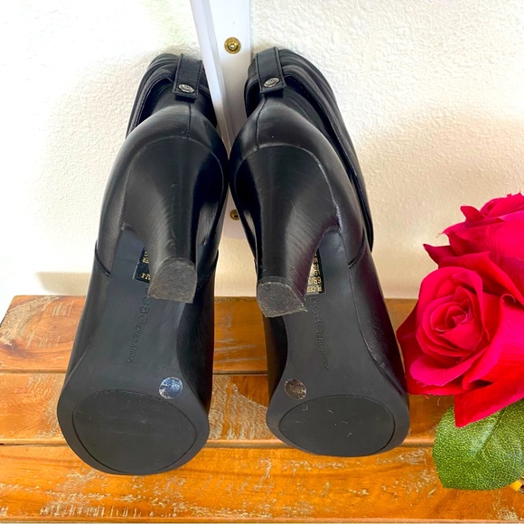 BCBG black Ankle Bootie (size 6)🌹 - Picture 10 of 12